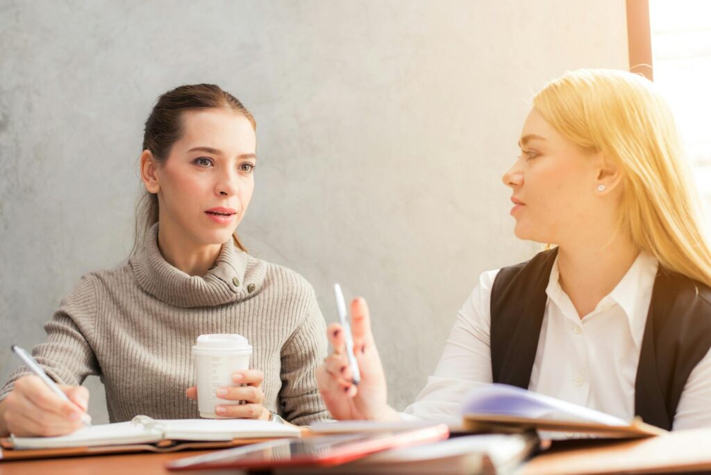 Zwei Arbeitskolleginnen im Gespräch